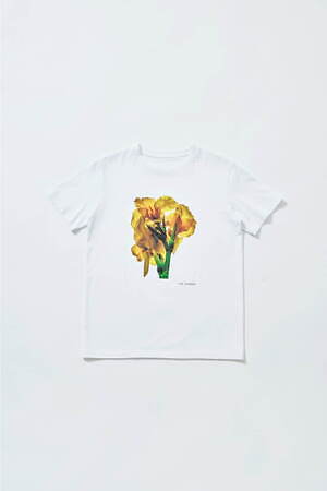 タエ アシダのフラワーフォトTシャツ“雫のように”輝くラインストーン、芦田多恵が撮り下ろし｜写真6