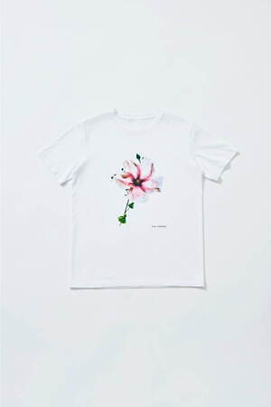 タエ アシダのフラワーフォトTシャツ“雫のように”輝くラインストーン、芦田多恵が撮り下ろし｜写真7