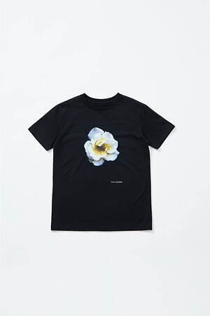 タエ アシダのフラワーフォトTシャツ“雫のように”輝くラインストーン、芦田多恵が撮り下ろし｜写真3