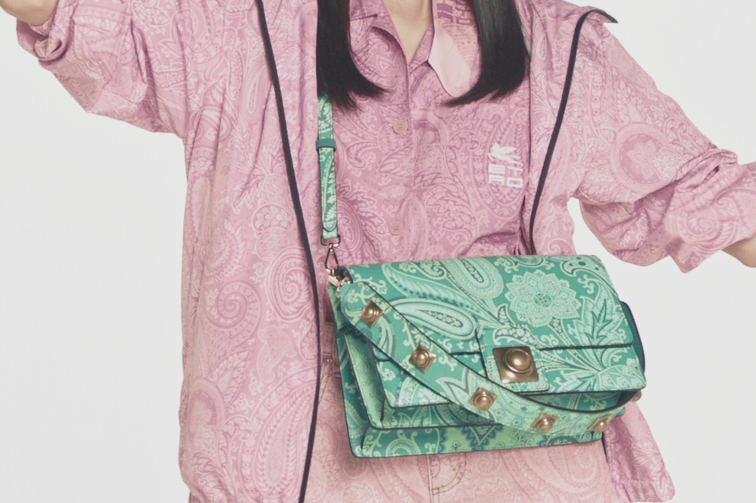 エトロの新作“カラフル”ペイズリーバッグ、バケットハットやデニムパンツも