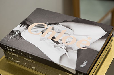 ケイト・モス｜クロエ、60年の歴史を振り返る写真集「クロエ アティテュード」出版 - ドーバーでアーカイブを展示