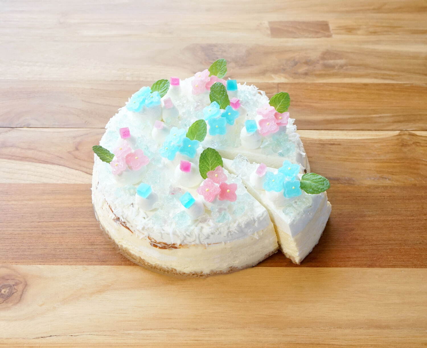 “きらめく紫陽花スイーツ”琥珀糖のNYチーズケーキ＆クリームソーダ、サンデーブランチ下北沢店で｜写真2