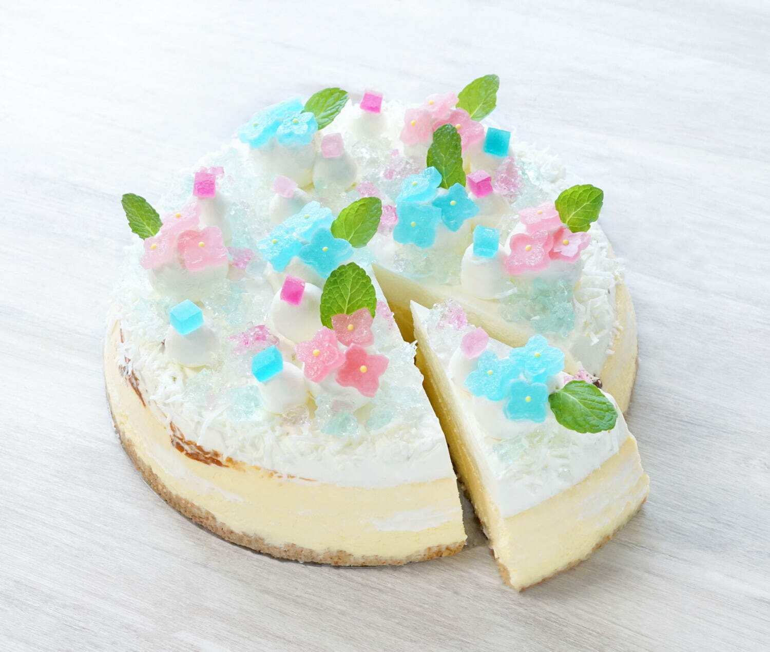 きらめく紫陽花スイーツ 琥珀糖のnyチーズケーキ クリームソーダ サンデーブランチ下北沢店で ファッションプレス