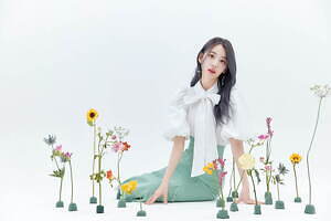 リリー ブラウン×宮脇咲良のコラボワンピース、レースの襟＆パフスリーブを配したフレアシルエット｜写真1