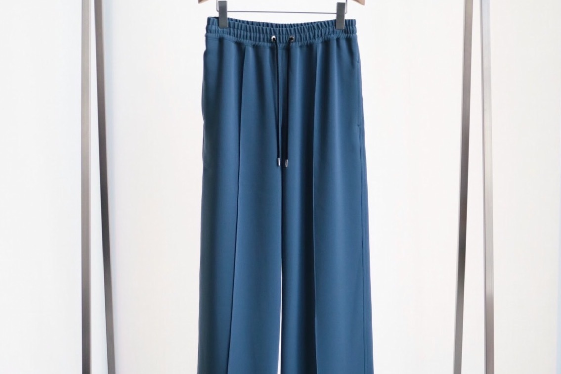 チノの1LDK別注イージーパンツ、上品なデザインをブルーグレーのニュアンスカラーで
