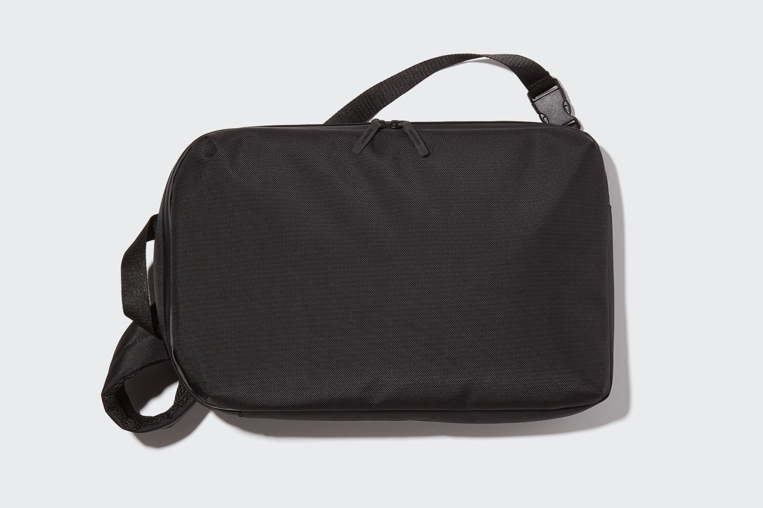 ユニクロ“軽くて便利”「3WAY スマートバッグ」ノートPC用ポケット完備、耐久撥水の素材を使用