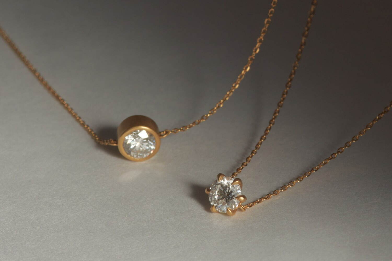 左から) ラボグロウンダイヤモンド ブレスレット 覆輪留め、爪留め 各121,000円