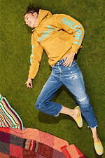 ディースクエアードのカラフル＆レトロな新作ロゴTシャツ、快適ストレッチデニムのパンツも｜写真16