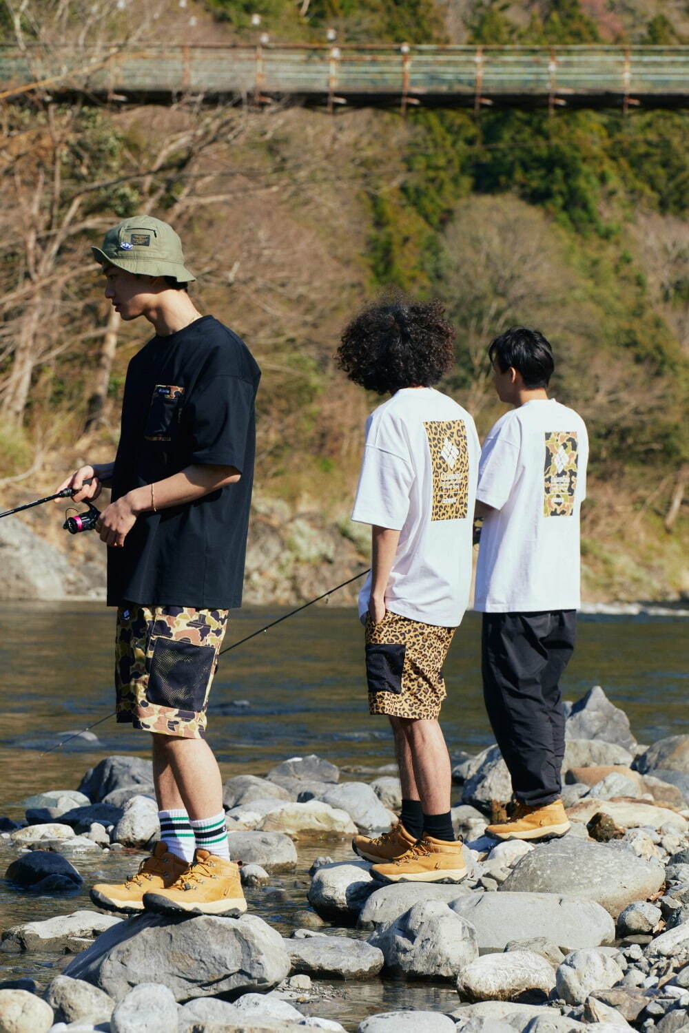 コロンビア×アトモスのコラボ、ウィートカラーの防水シューズ「ヘイジーレイジー」やTシャツなど - ファッションプレス