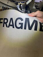 リュニフォーム×フラグメント デザインの限定バッグ、ロゴ＆シリアル番号入りビッグトート｜写真1