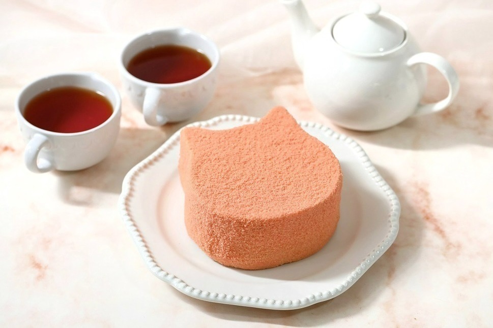ねこ型「苺のもふにゃんチーズケーキ」がパティスリーピネードから、2層仕立ての“ふわとろ”食感