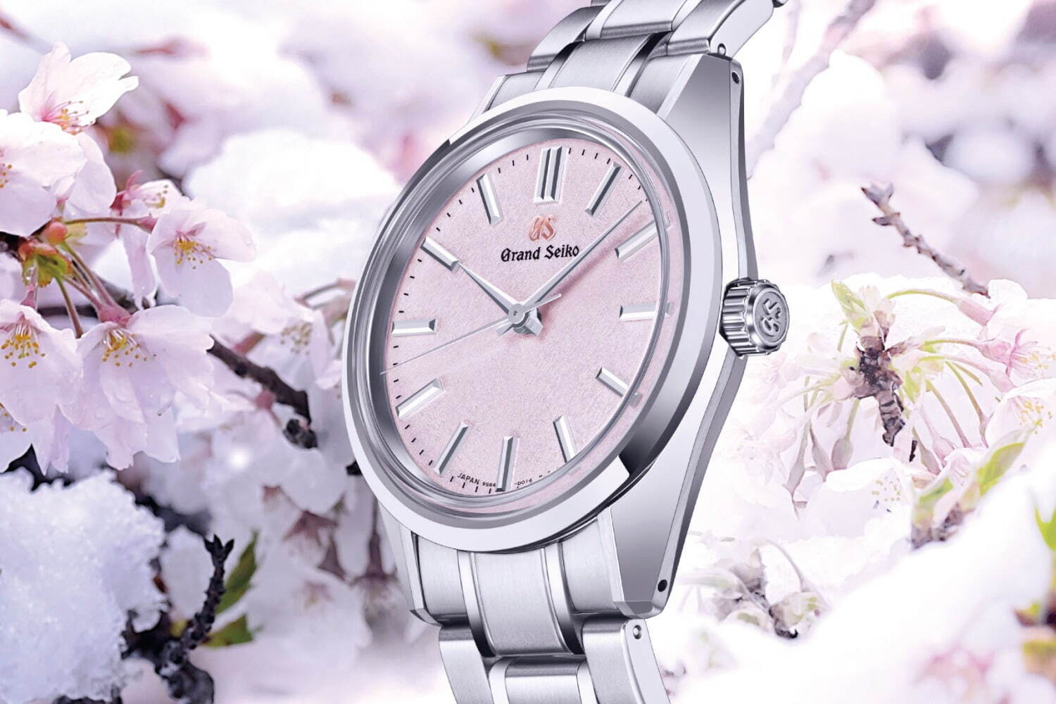 グランドセイコーの腕時計「44GS」55周年モデル、春桜を雪が覆い