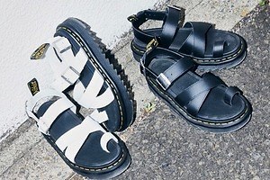 ドクターマーチンの厚底サンダル「エイブリー」トングデザイン×クロスベルト、ローズ バッド限定で