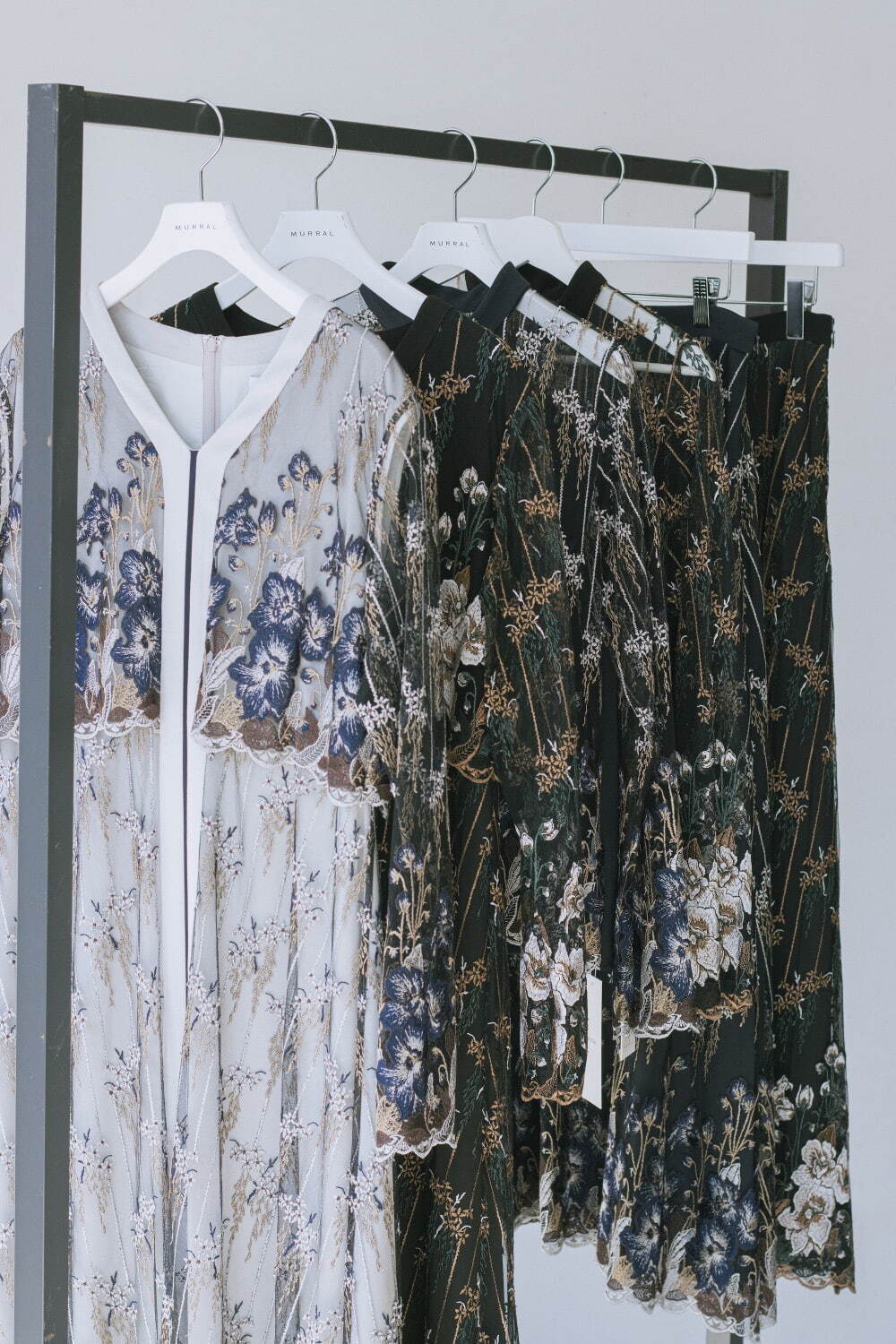 ミューラル“花咲く”総刺繍レースドレス＆雪解けのグラデーションに着想したジャケット、渋谷では試着会開催｜写真58