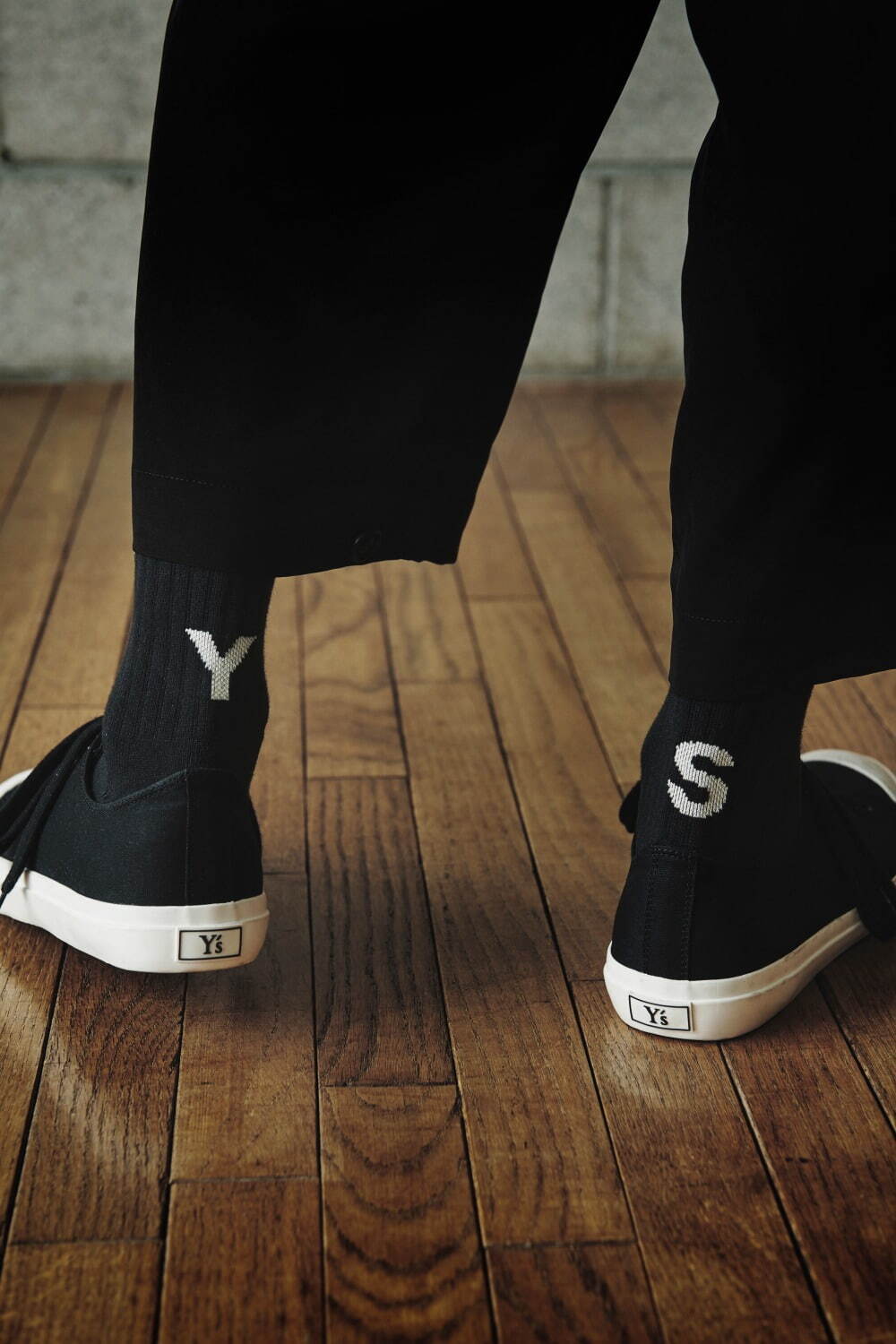 Y's×シックストックスのコラボ靴下、"ねじった”ライン柄＆大胆ロゴ入りの全2種類｜写真3