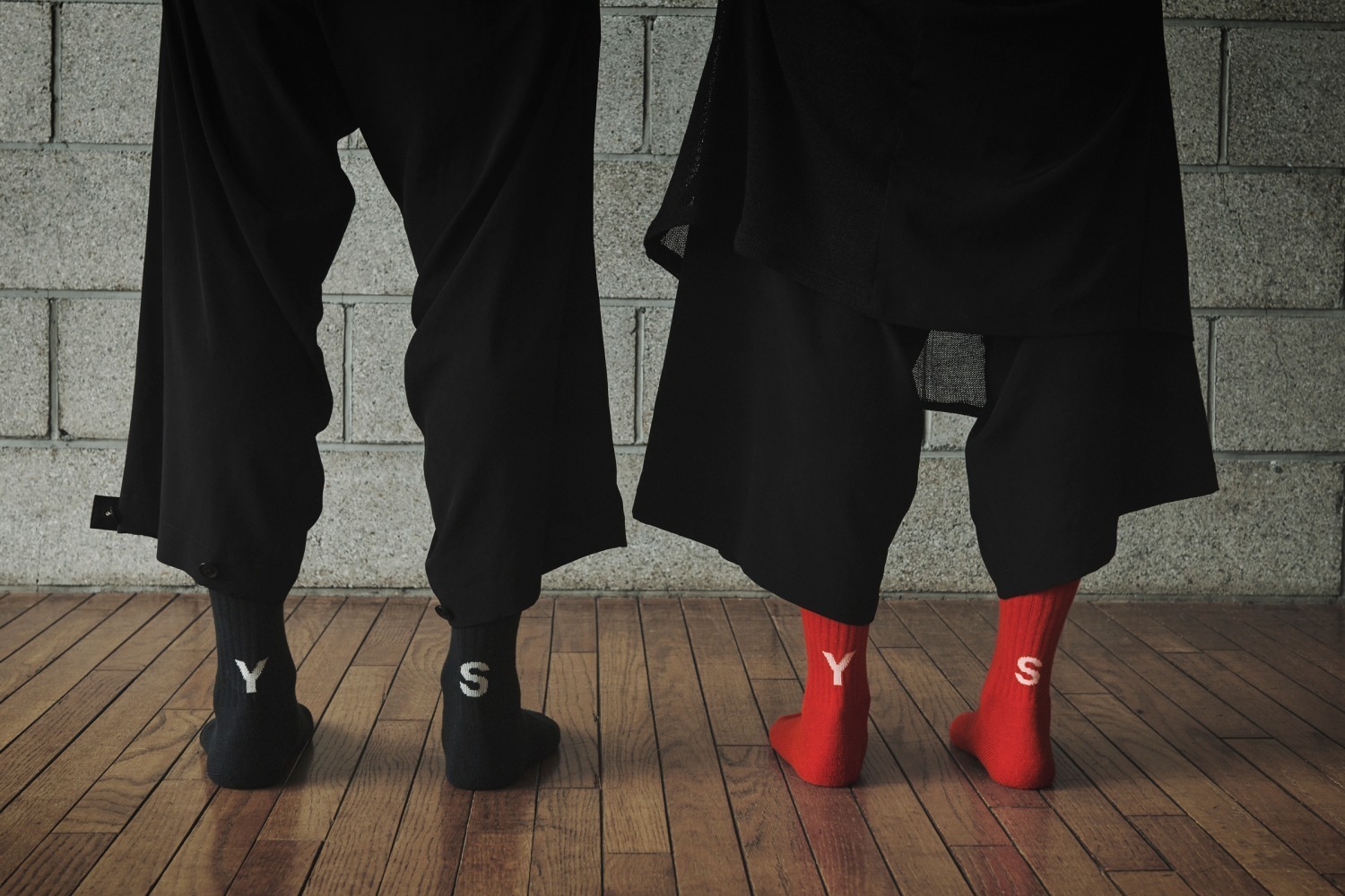 レッグウェア｜Y's×シックストックスのコラボ靴下、"ねじった”ライン柄＆大胆ロゴ入りの全2種類