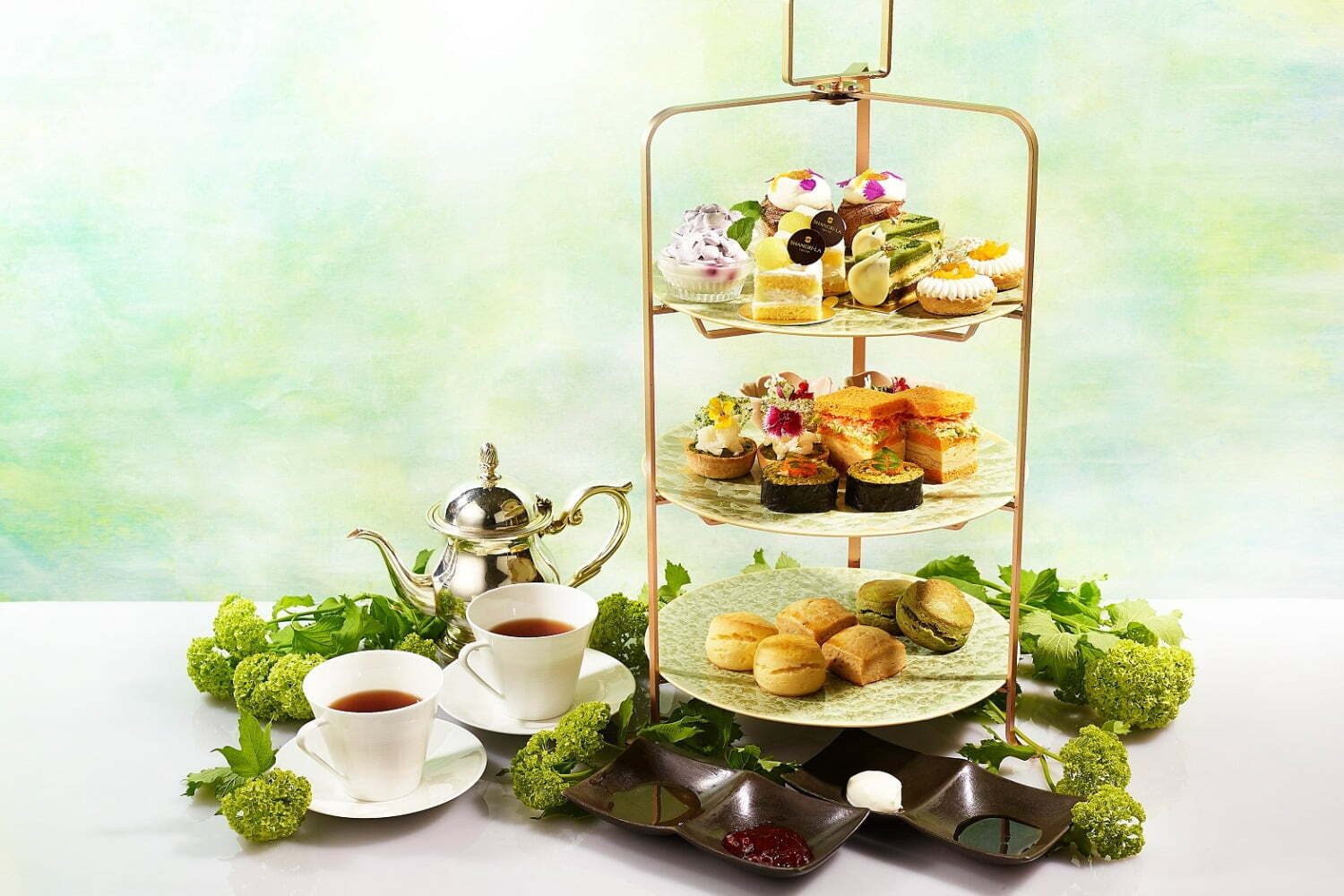 抹茶アフタヌーンティー｜シャングリ・ラ 東京の初夏アフタヌーンティー、“京都の一番茶使用”マンゴー抹茶タルトなど