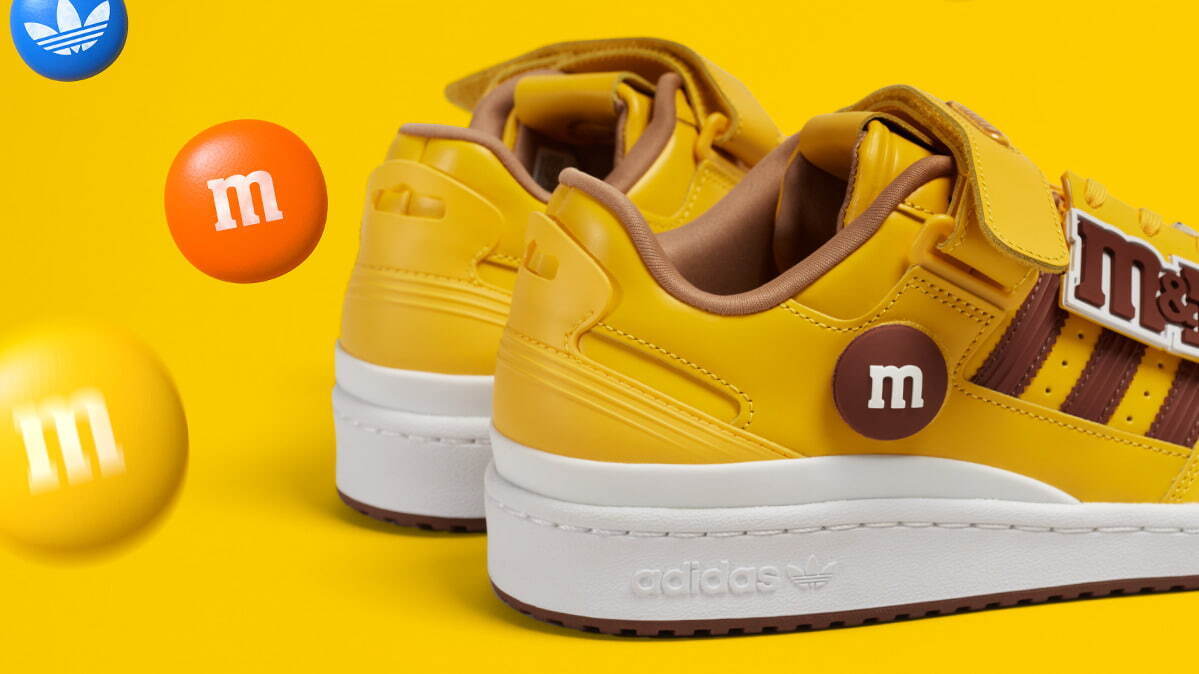 アディダス オリジナルス×M&M'S“チョコパッケージ”がスニーカーに 