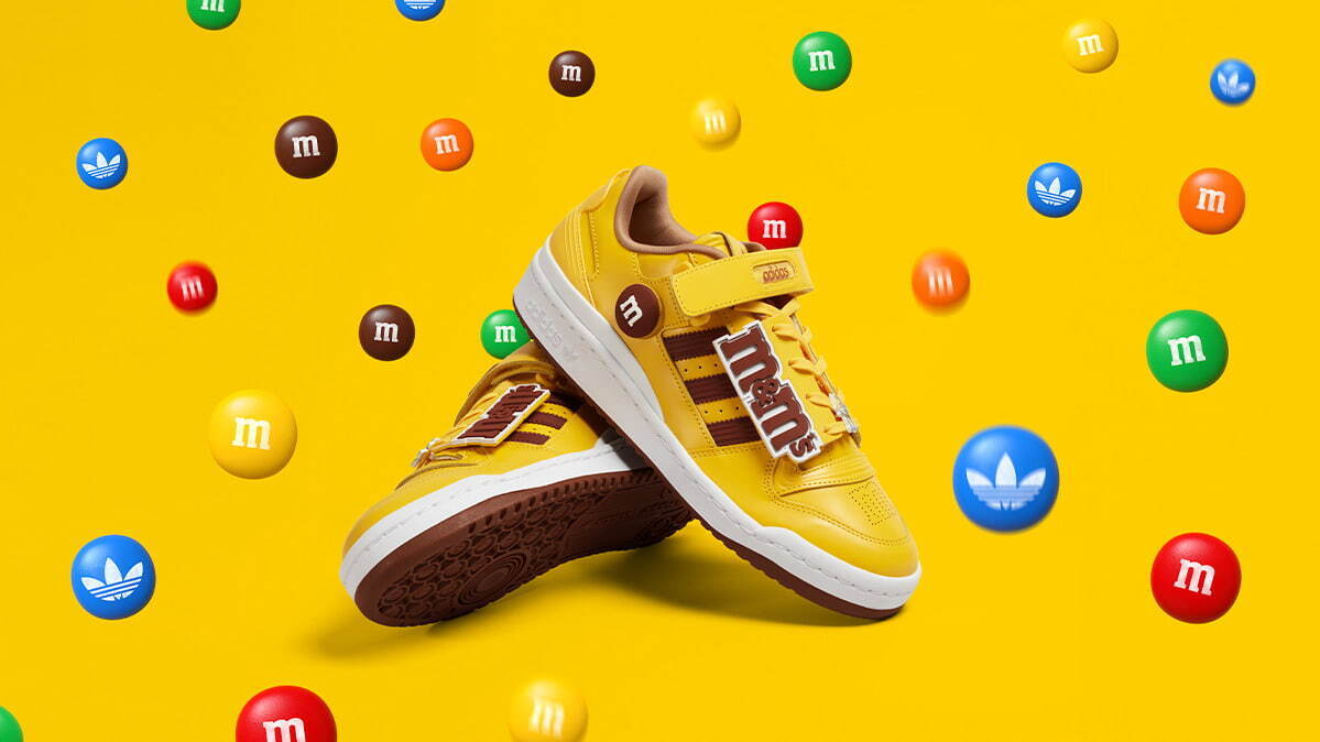 アディダス オリジナルス×M&M'S“チョコパッケージ”がスニーカーに？！カラフルなチョコパーツ付き｜写真5