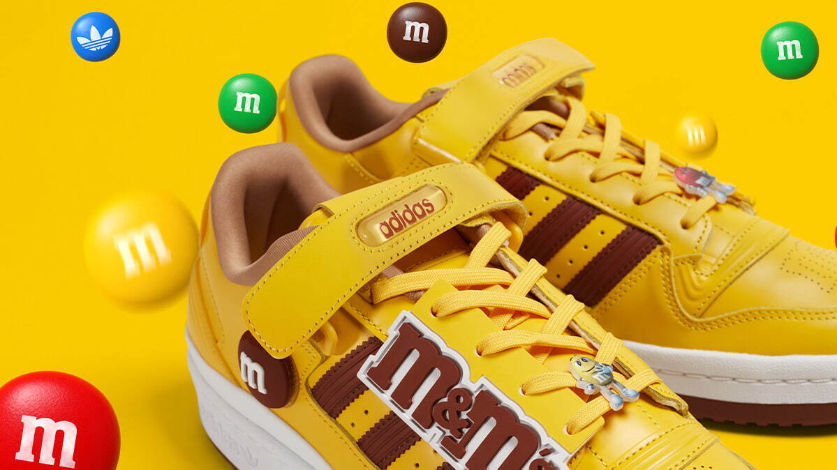 アディダス オリジナルス×M&M'S“チョコパッケージ”がスニーカーに