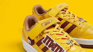 アディダス オリジナルス×M&M'S“チョコパッケージ”がスニーカーに？！カラフルなチョコパーツ付き｜写真8
