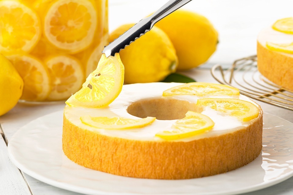 ねんりん家“レモンフォンダンがけ”限定バームクーヘン、レモンスライスをのせた爽やかな味わい