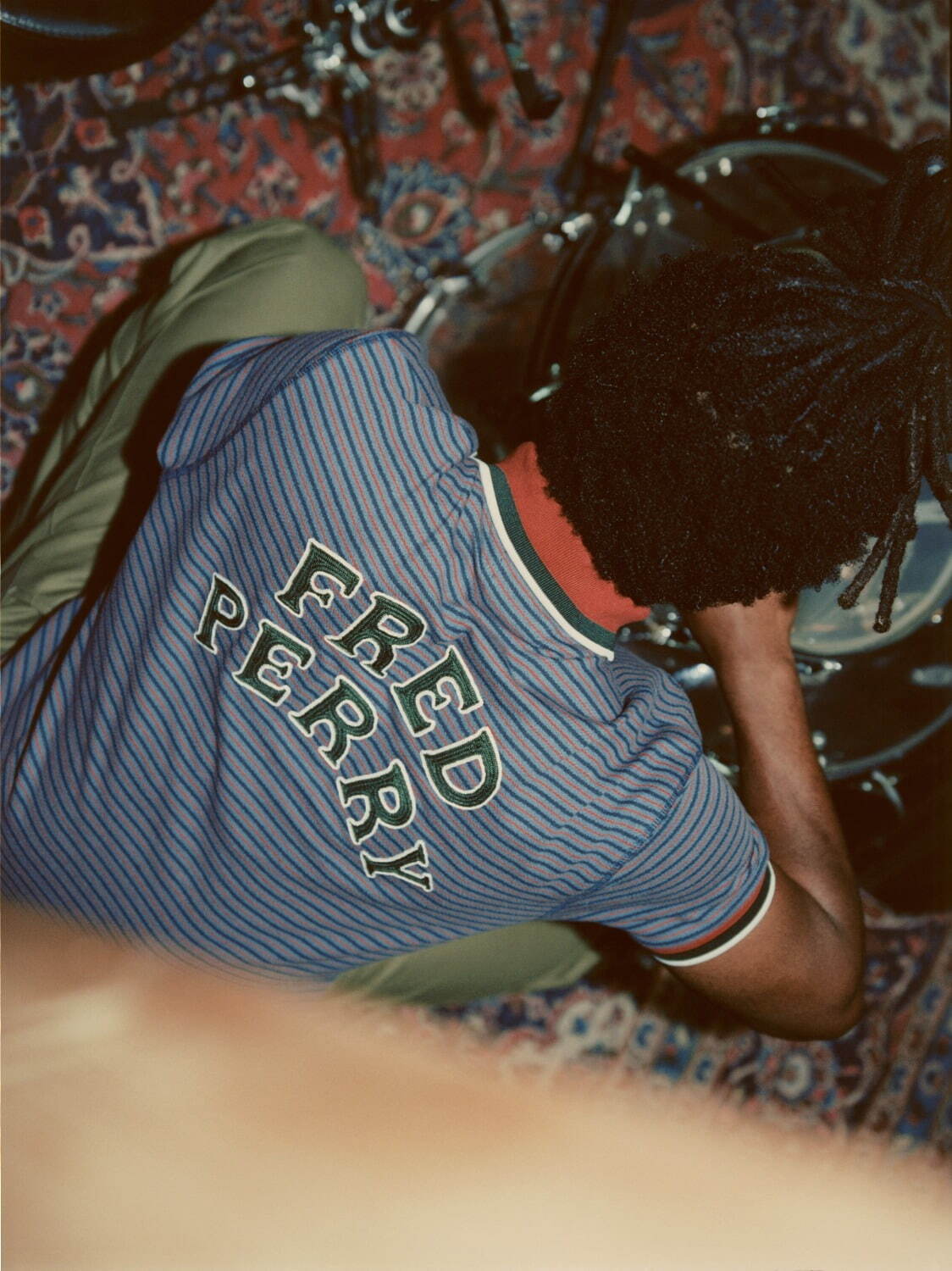 フレッドペリー×ニコラス デイリー“レトロカラー”のポロシャツ、70年代英国の音楽シーン着想｜写真9