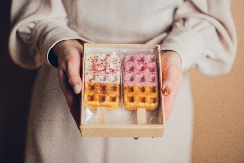 「キョウカフェ チャチャ」“バータイプ”の京ワッフル店が京都嵐山に、"抹茶尽くし"限定プレート