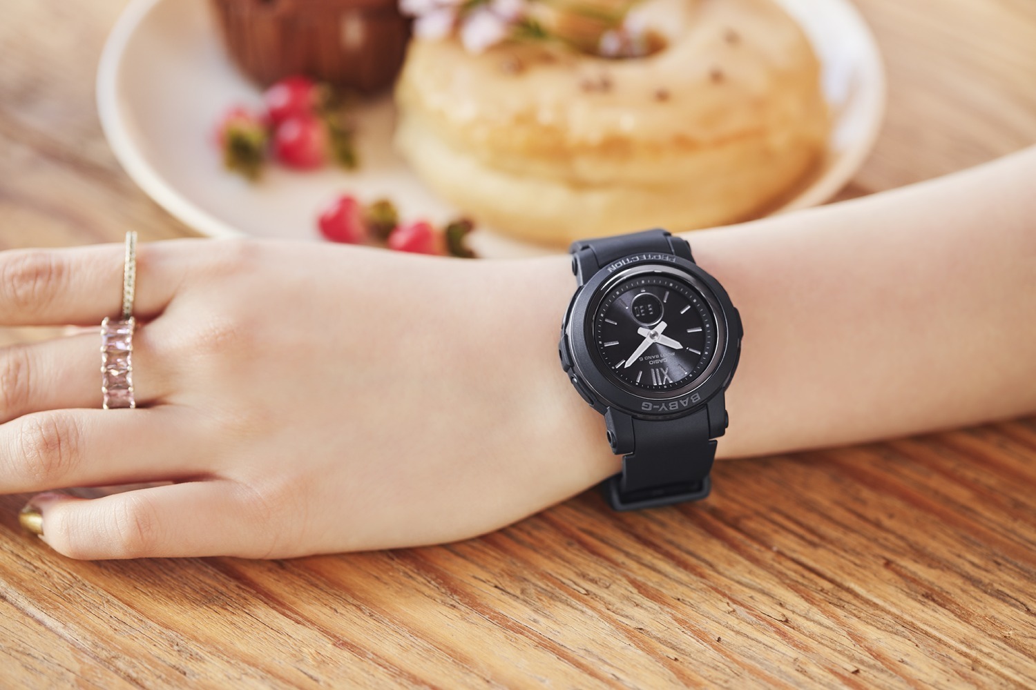 BABY-G新作腕時計、シンプルなオールホワイト＆ブラックのソーラーウォッチ ファッションプレス
