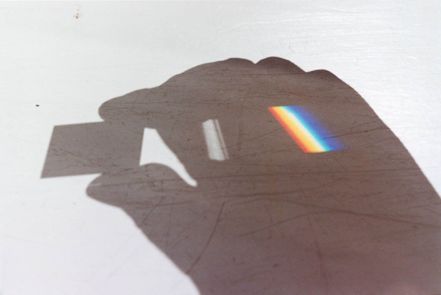 野口里佳《手と虹》2010年