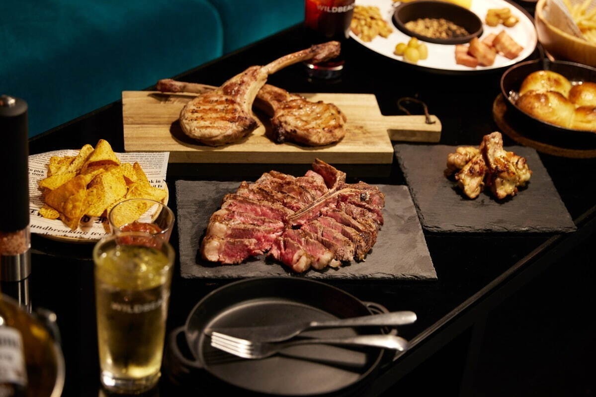 ステーキ｜ルミネエスト新宿にリゾート気分が楽しめる都会派ビアガーデン、Tボーンステーキ主役のBBQ