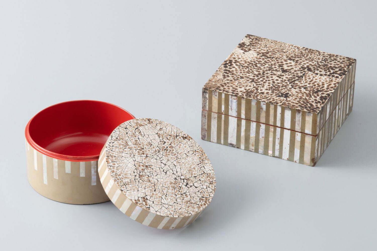 ブルーノ・タウト(デザイン) 左:《卵殻螺鈿丸形パウダーケース》 右:《卵殻螺鈿角形シガレットケース》いずれも1934年 群馬県立歴史博物館