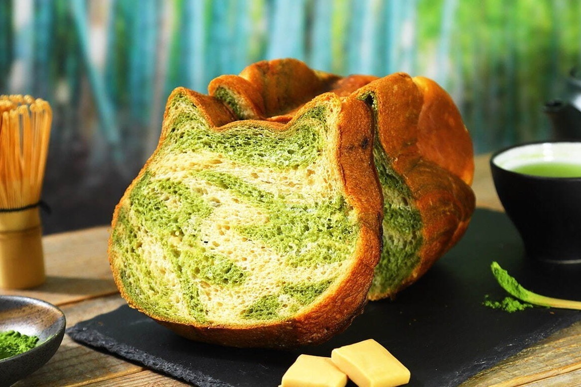 食パン｜ねこねこ食パン×祇園辻利、抹茶＆キャラメル生地の“茶トラ柄”ねこ型食パン