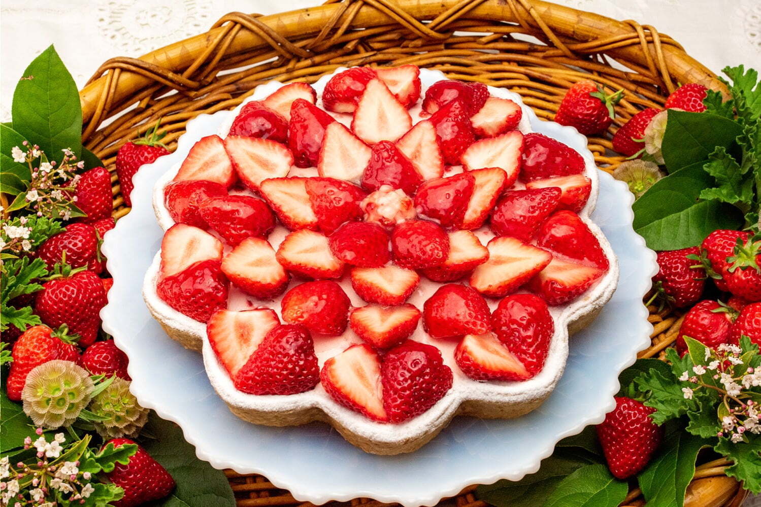 キル フェ ボンの限定苺タルト「輪花型 新潟県産 “越後姫”のタルト」金箔入りパウダーをトッピング