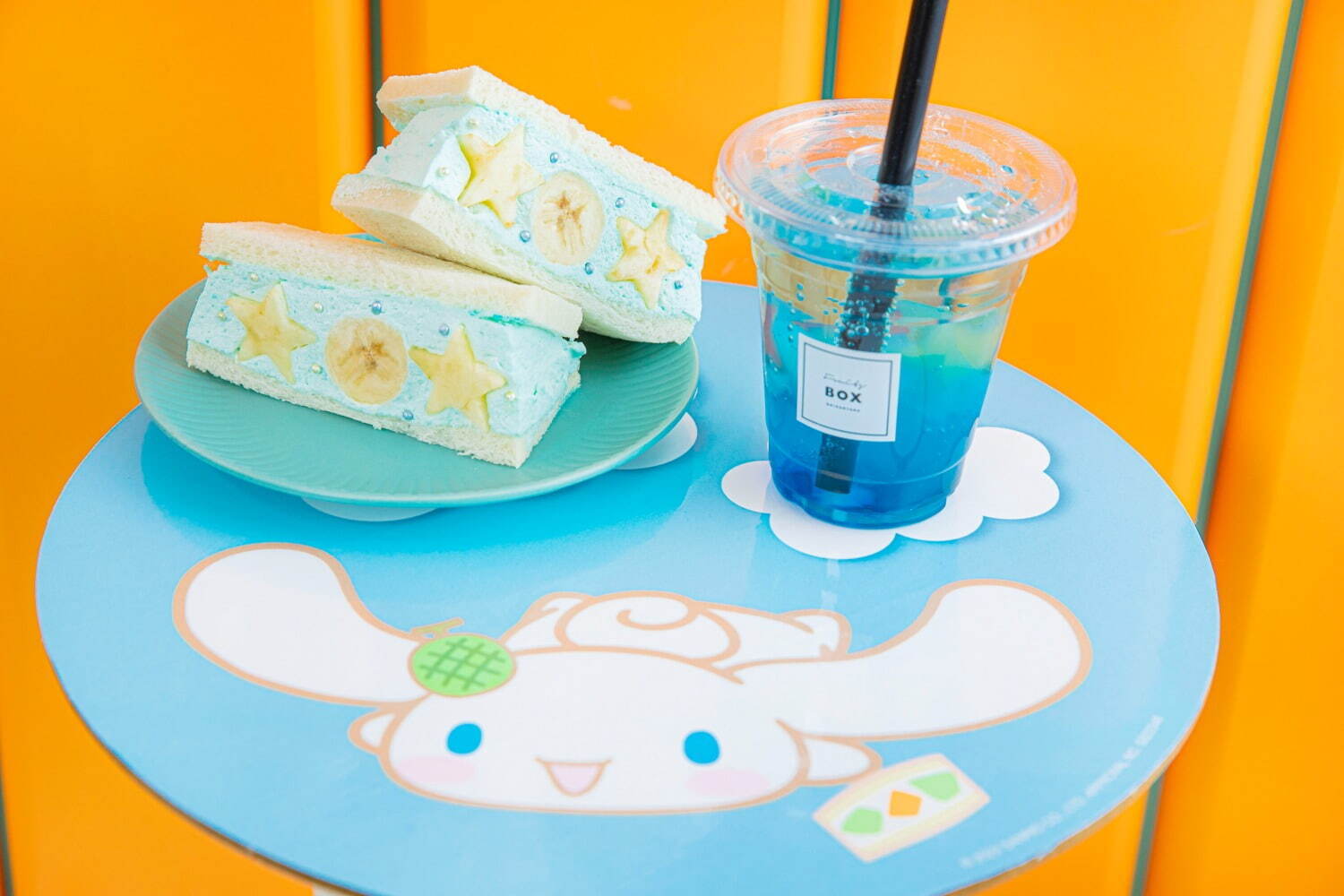 左から)オリジナルコラボサンド 500円
空飛ぶブルーソーダ 500円