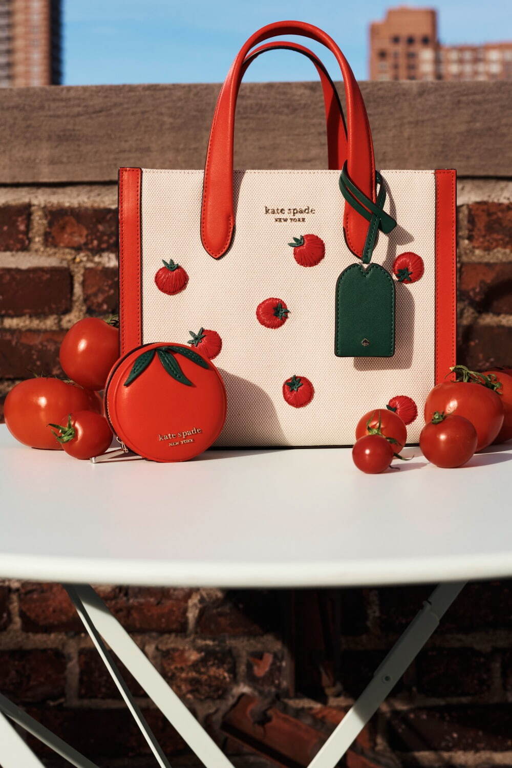 ケイト・スペード22年夏の新作バッグ、真っ赤なトマトのハンドバッグ ...