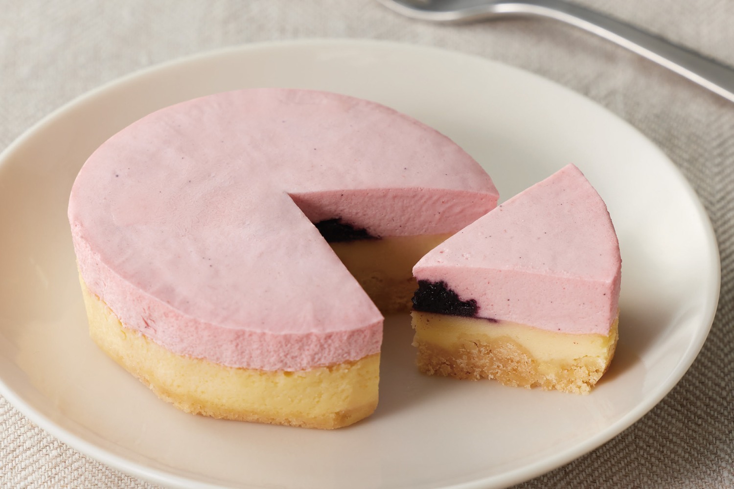 無印良品の初夏限定ケーキ、甘酸っぱいベリームース×しっとり濃厚ベイクドチーズ