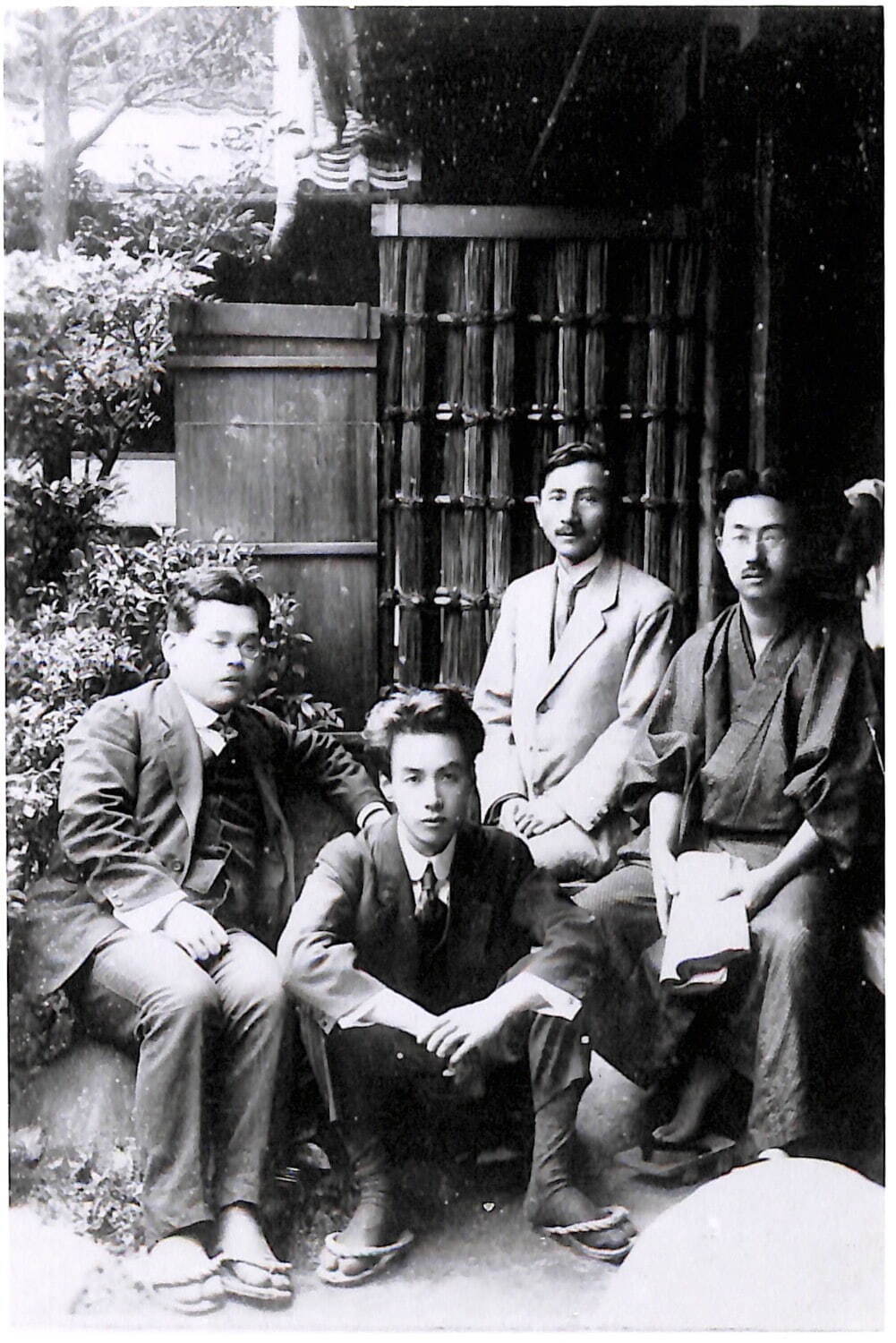 1919年(大正8)5月、初めて長崎を訪れた際に 左から菊池寛、芥川 提供：日本近代文学館