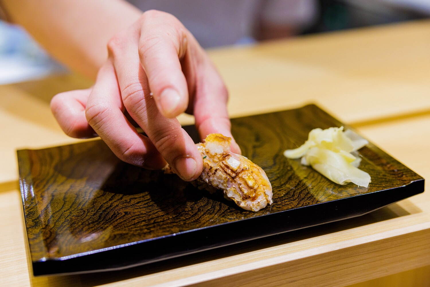 ミシュラン星獲得「銀座おのでら」の立喰鮨店「登龍門」が銀座に、本店同様の一級品ネタで若手職人が握る鮨｜写真8