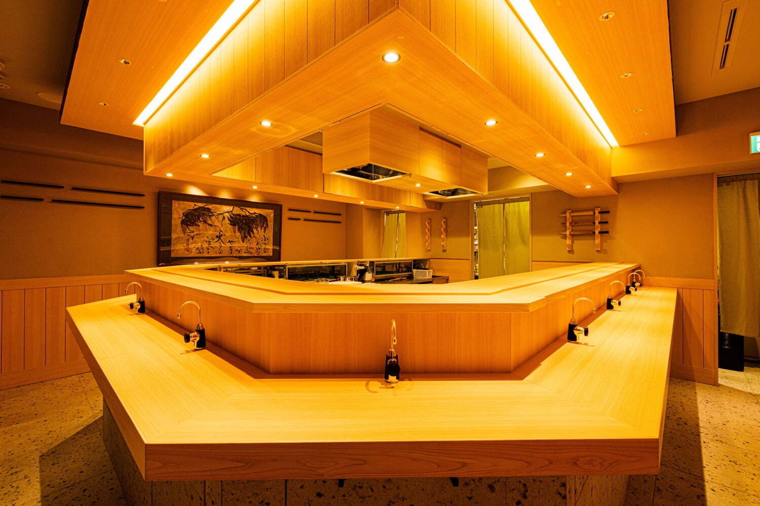 寿司 / 回転寿司｜ミシュラン星獲得「銀座おのでら」の立喰鮨店「登龍門」が銀座に、本店同様の一級品ネタで若手職人が握る鮨