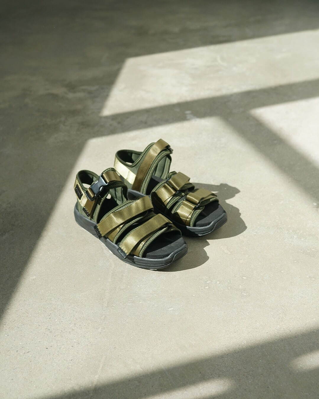 トムウッド×スイコックのコラボシューズ、メタルプレート付き トムウッド×スイコックのコラボシューズ、メタルプレート付き