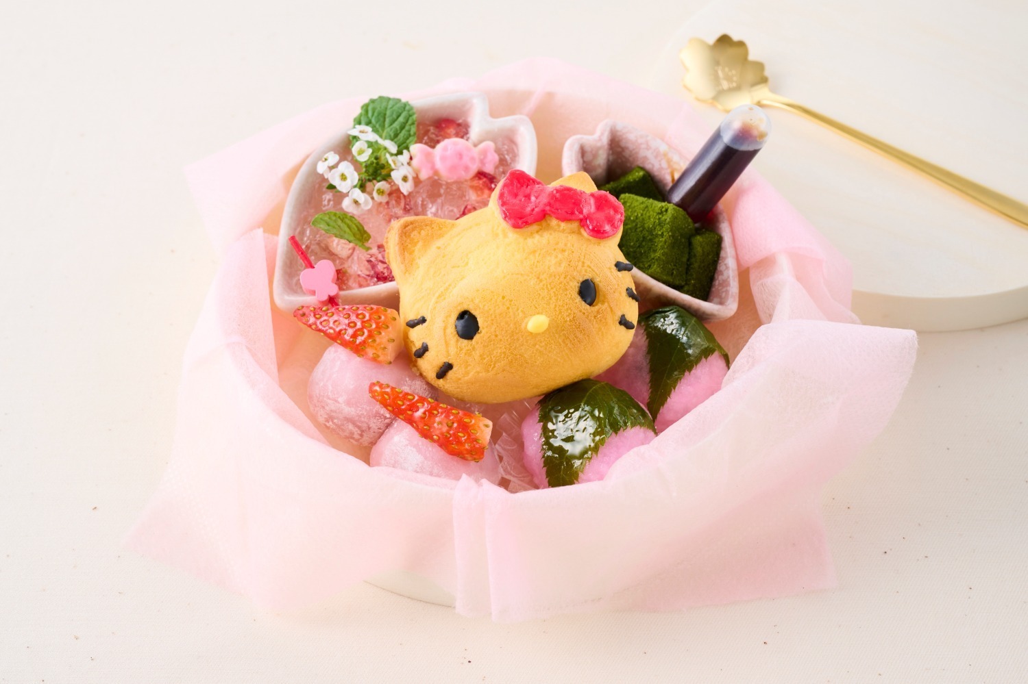 浅草東武ホテル「ハローキティ カフェメニュー」GW限定“桜香る”ドリンクやスイーツの詰め合わせ - ファッションプレス