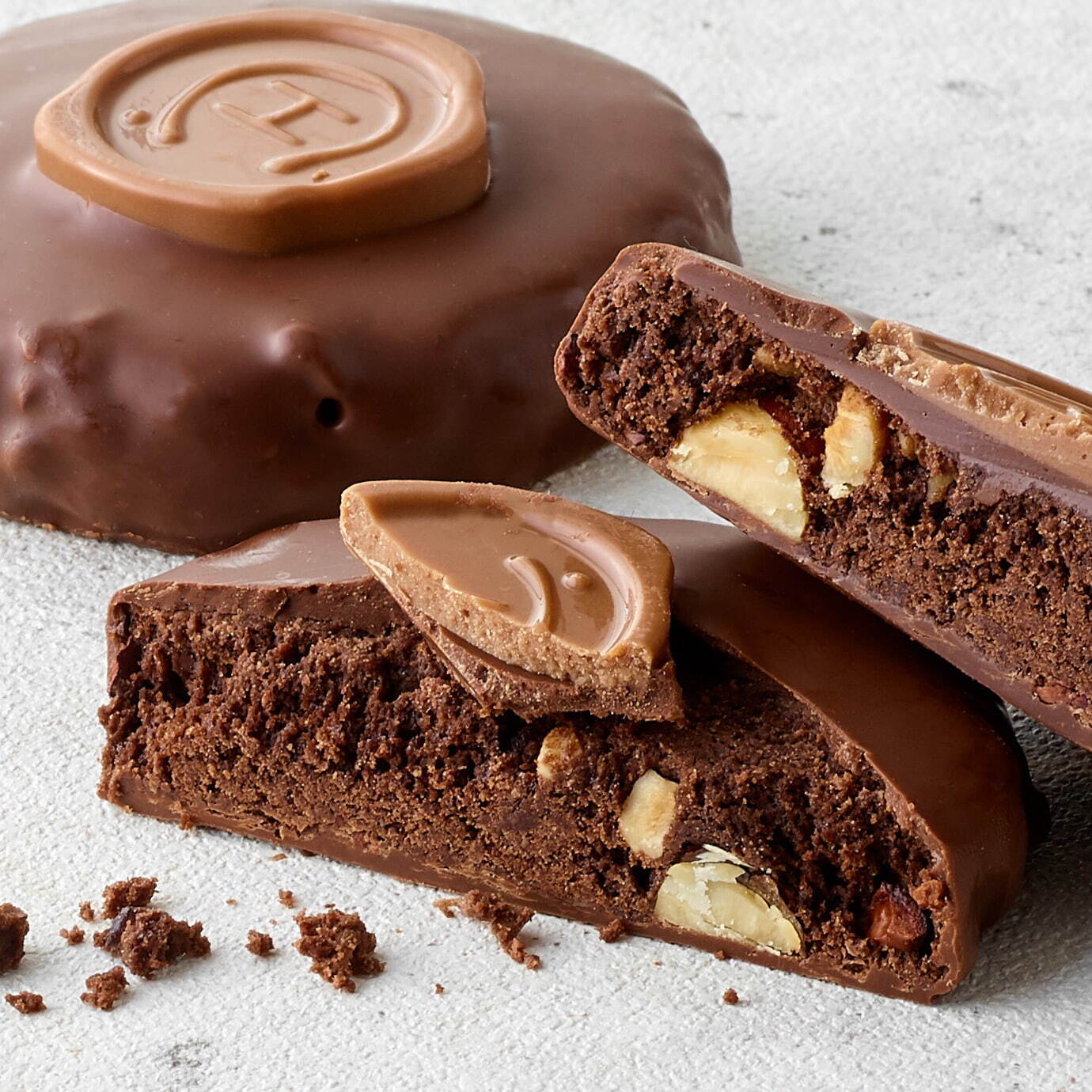 ホテルショコラ限定チョコレートサンデー、ショコラアイスに“ザクザク食感”ナッツ×“ほろ苦”ホイップ｜写真4