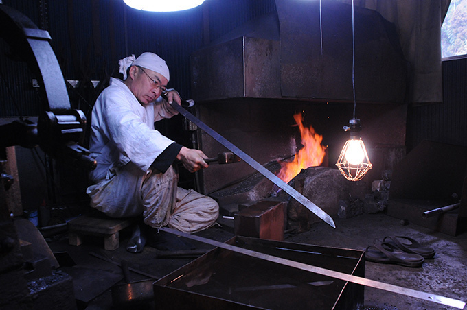 日本の刀匠が再現「ヱヴァンゲリヲンと日本刀展」東京・上野の森美術館で開催 | 写真