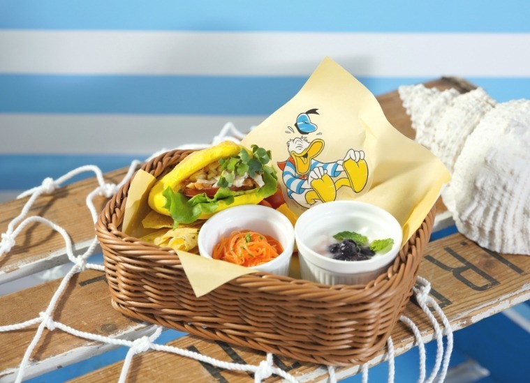 FUNNY!くちばしチキンサンドバスケット 2,189円
