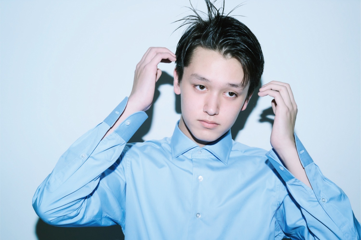 スタイリスト私物×フライのシャツ、“ネイビースーツ”に合う最高級フレンチブルーシャツ