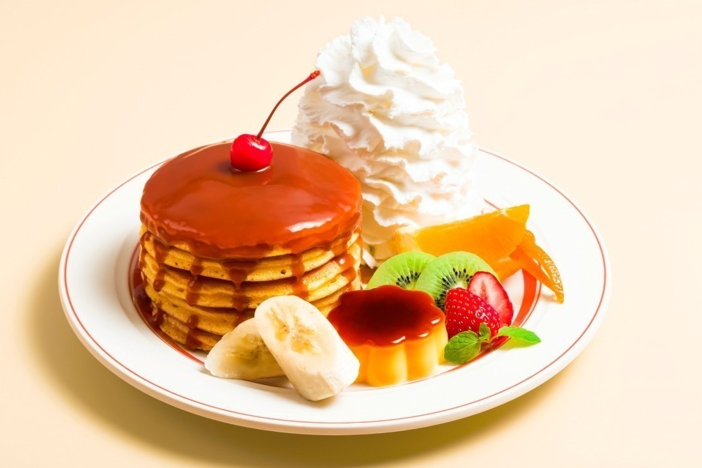 トースト｜エッグスンシングス“プリン・ア・ラ・モード風”パンケーキ、たっぷりほろ苦カラメルソース