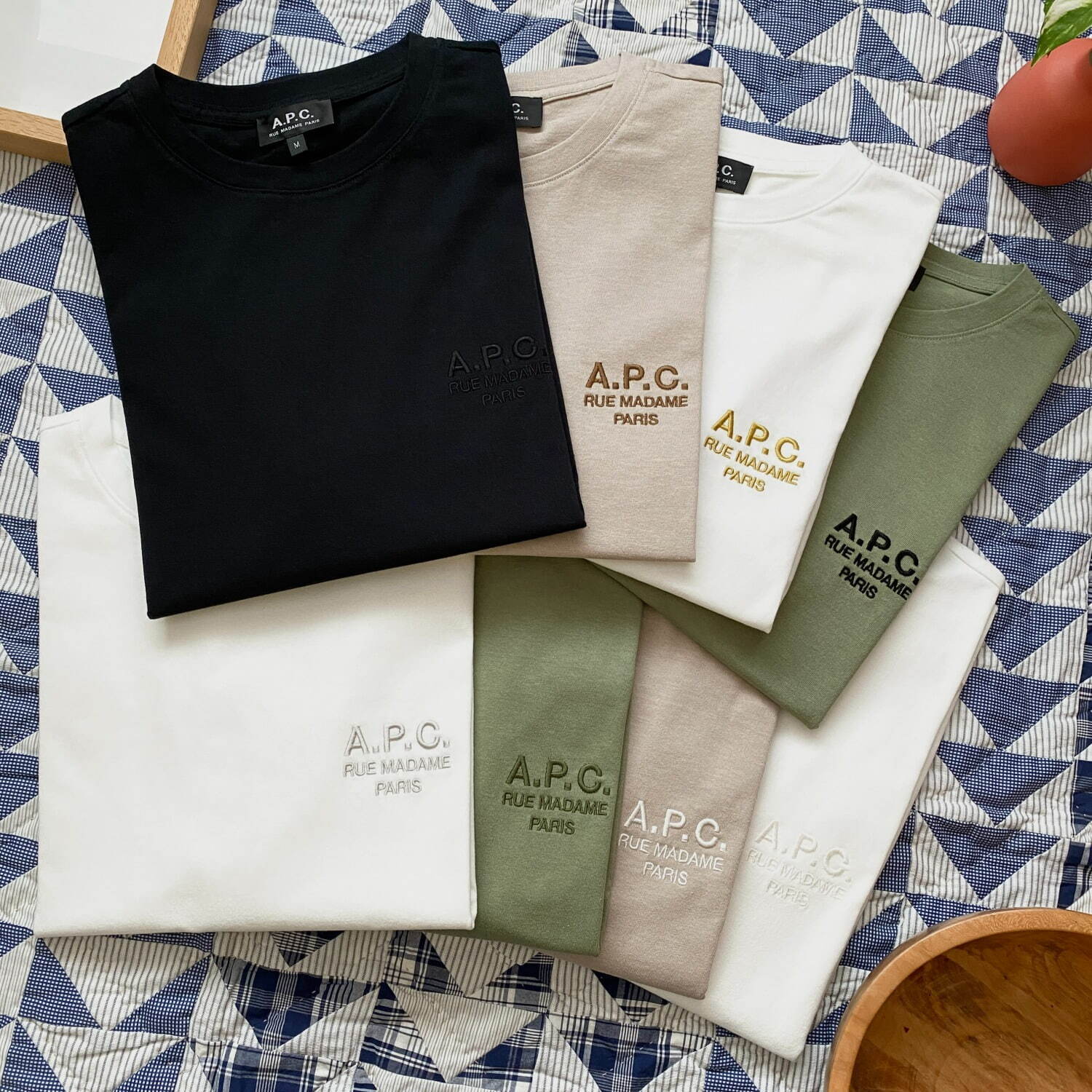 A.P.C.定番ロゴTにブティック限定カラー、黒ロゴブラックTやくすみベージュTなど｜写真9