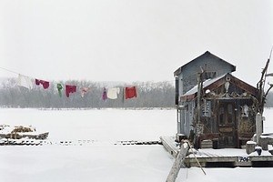 写真家アレック・ソスの個展が神奈川県立近代美術館 葉山で、アメリカを題材とする5つのシリーズを紹介