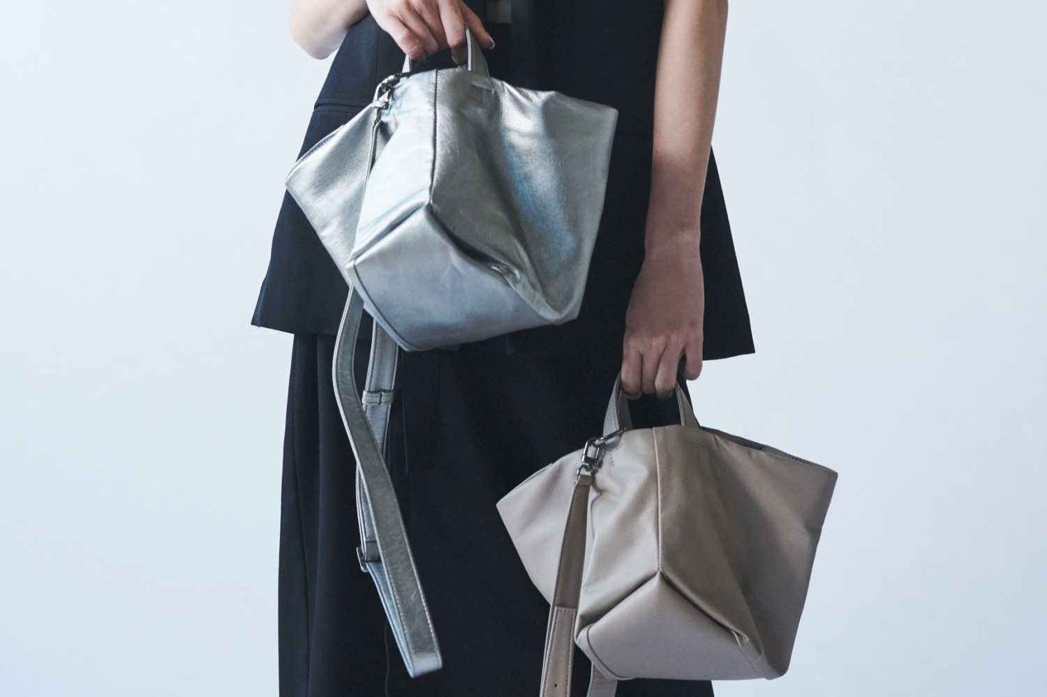 ディスコード ヨウジヤマモト“花のつぼみ”型3WAYレザーバッグに新色グレージュ＆シルバー